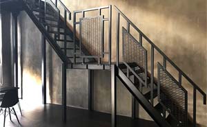Платформа-балкон и лестница с декоративными перилами в Фотостудии на Бутырском валу