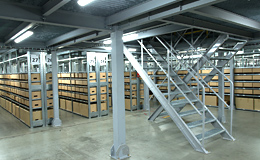 Двойная лестница мезонина на складе компании «Lamoda»